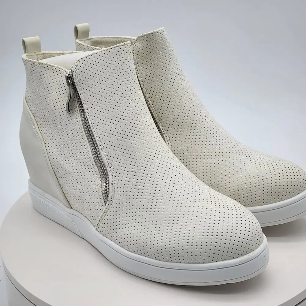 NEW Journee Collection Pennelope Ivory Wedge Sneakers Women's Size 10 Side Zip